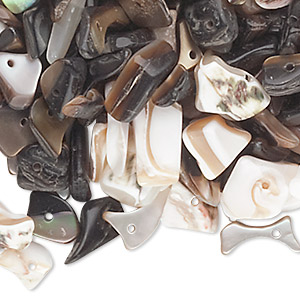 Bead mix, mother-of-pearl and brown lip shell (natural / bleached), small to extra-large chip, Mohs hardness 3-1/2. Sold per 1-1/2 pound pkg, approximately 1,550-1,620 beads.