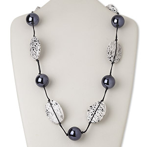 Oversized chain necklace with acrylic gemstones