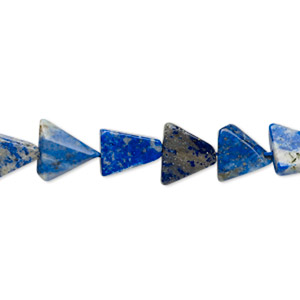 Bead, lapis lazuli (natural), 8x8x8mm-13x13x13mm hand-cut flat triangle, C grade, Mohs hardness 5 to 6. Sold per 13-inch strand.